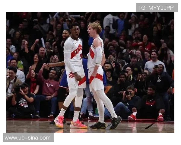 里斯与弟弟换新造型观战猛龙赛场弟弟为猛龙下属球队新星球员